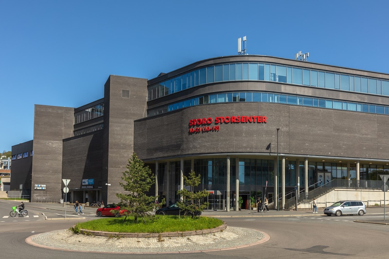 Storo Storsenter med en rekke butikker og servicetilbud. Galleribilde