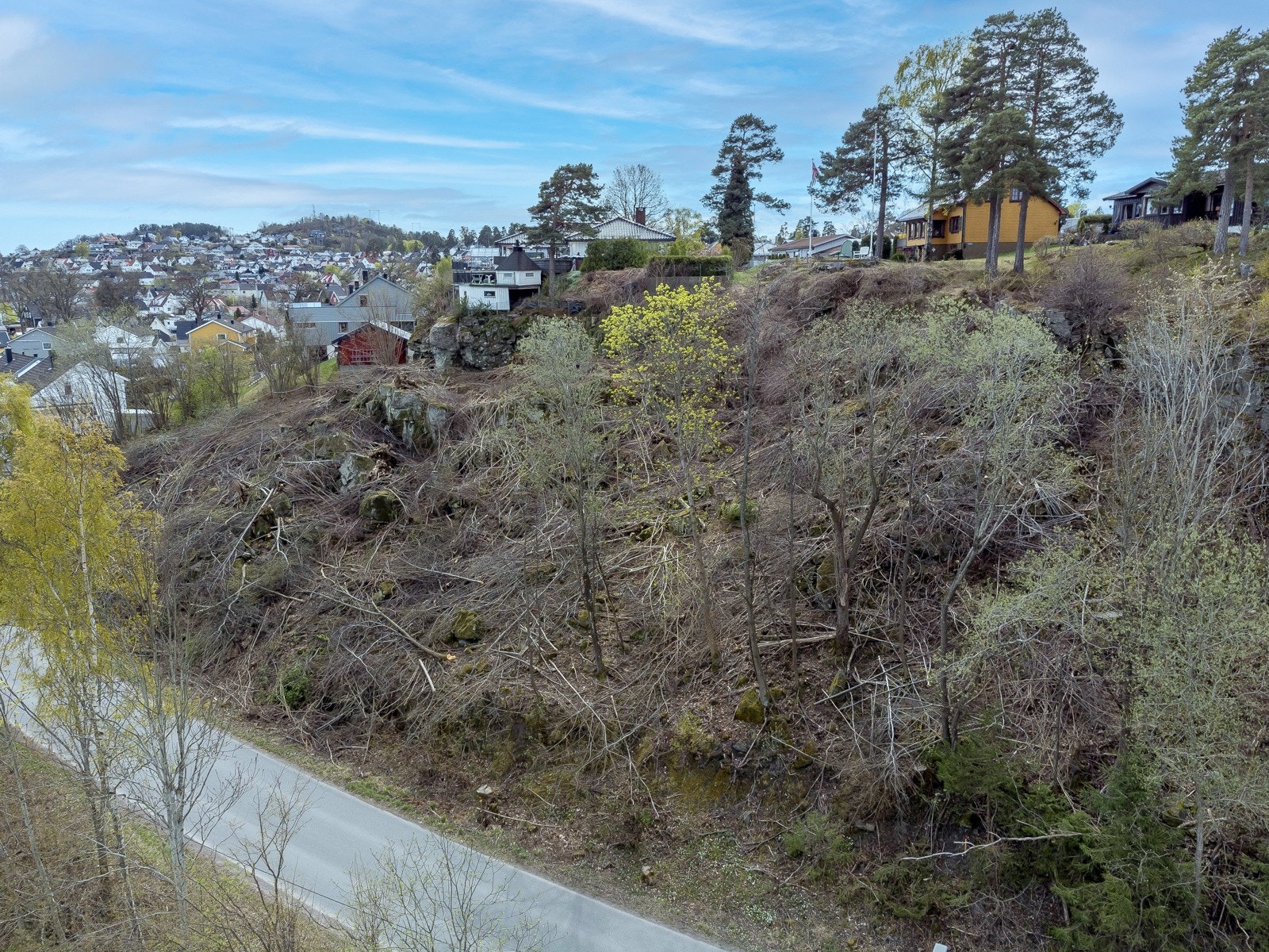 Tomten ligger høyt og fritt i skrånet terreng nordvest for Horten sentrum like ved Solvik båthavn. Galleribilde