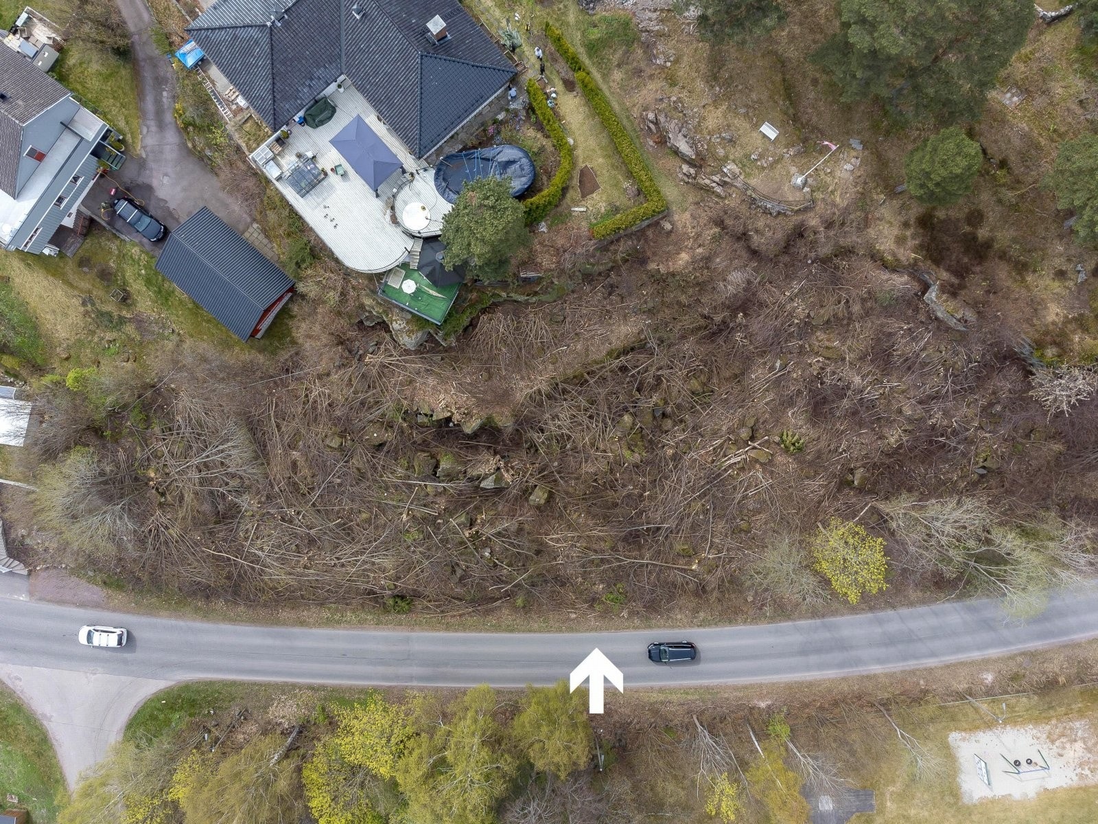 Oversiktsbilde/dronebilde over tomten. Naturtomt som hovedsakelig består av fjell, steiner og naturlig vegetasjon. Galleribilde