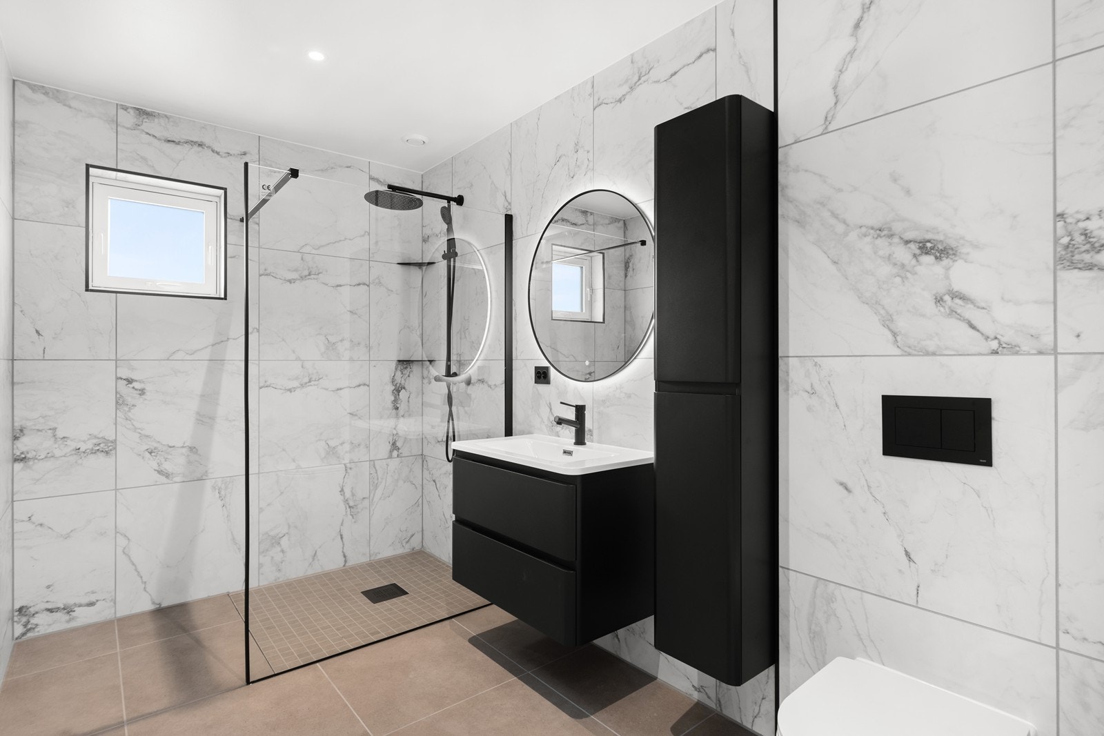 Flislagte vegger og gulv. Spotter i tak. Galleribilde