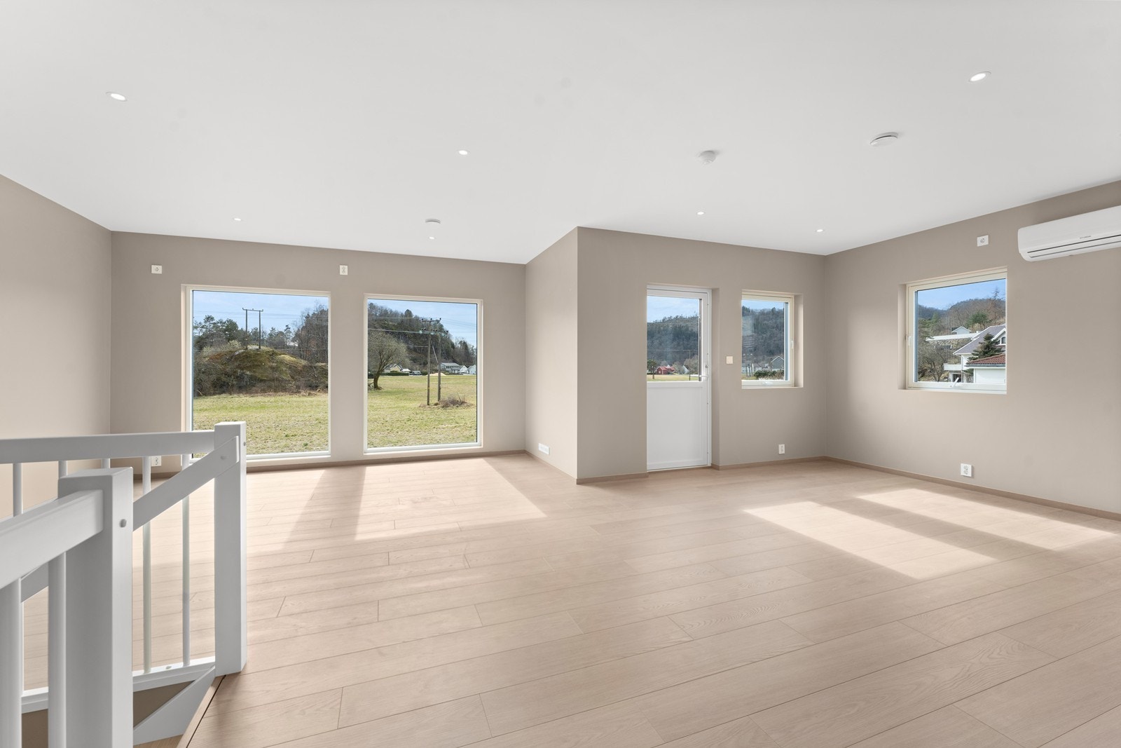 Romslig stue med utgang til veranda Galleribilde