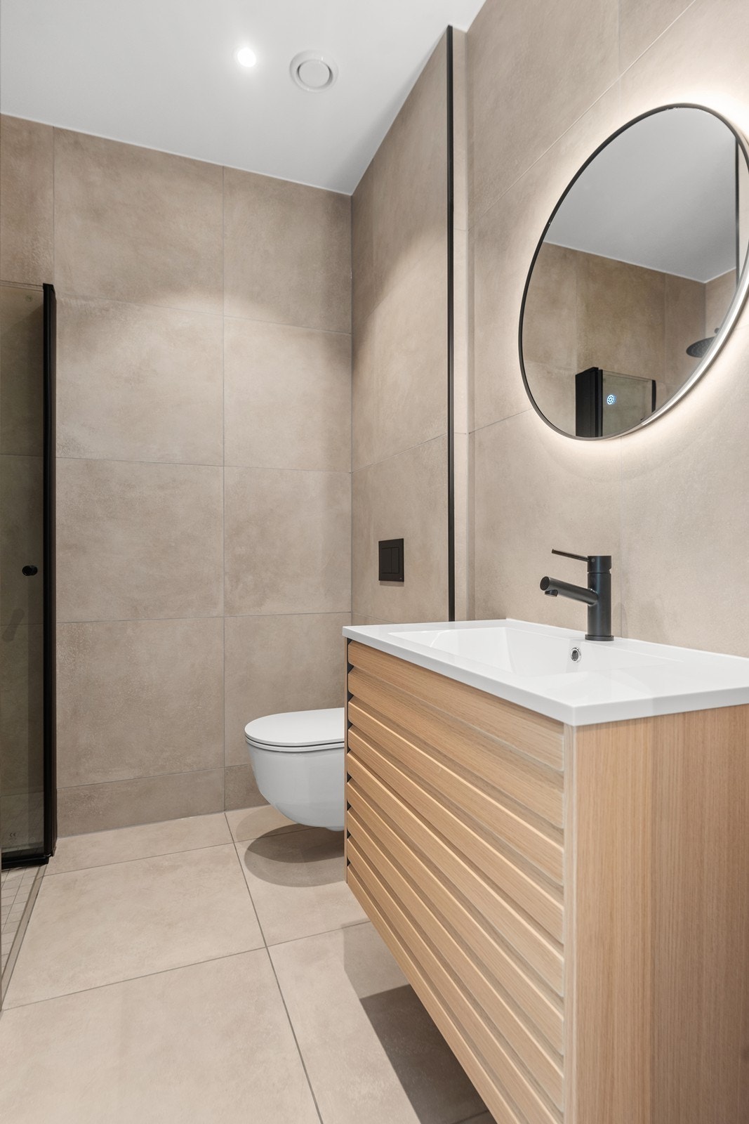 Servant, vegghengt wc og dusj på gulv Galleribilde