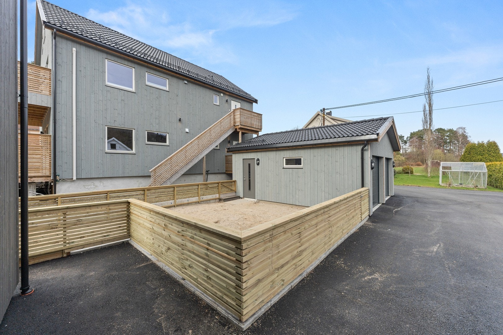 Felles lekeplass til barna Galleribilde