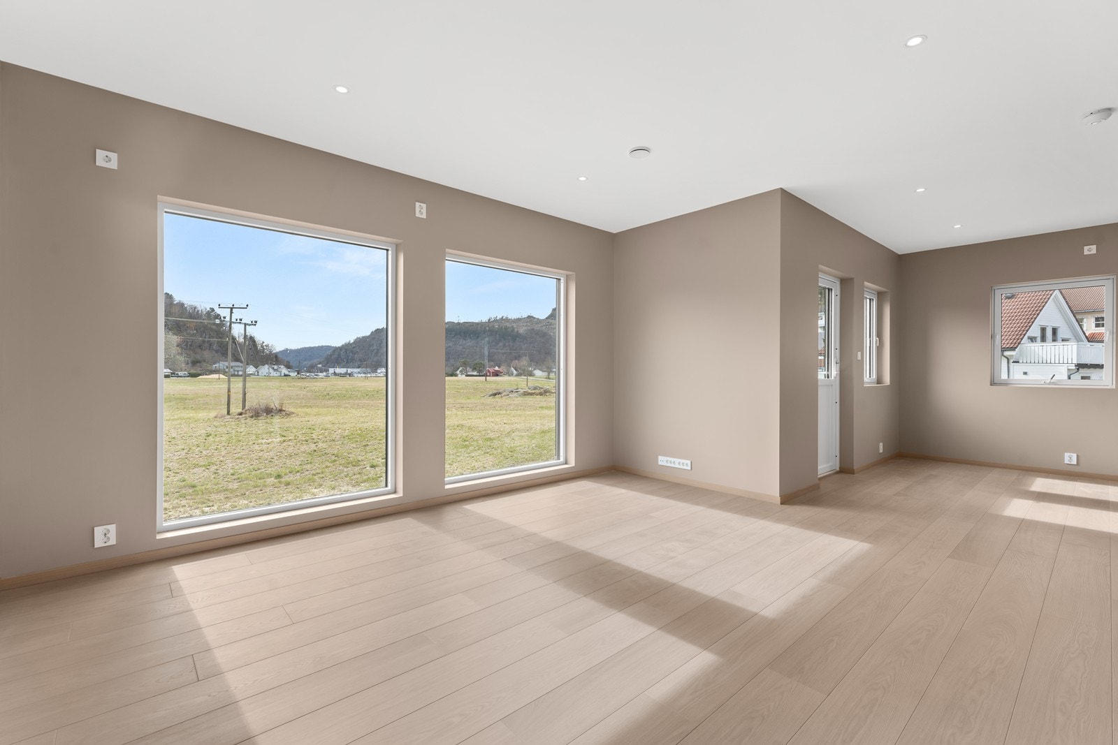 Store vindusflater som slipper inn mye naturlig lys i boligen Galleribilde