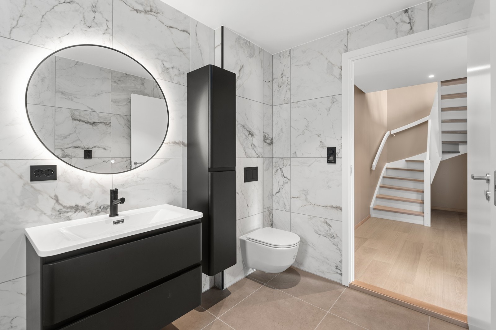 Bad i underetasje med servant, vegghengt wc og dusj på gulv. Galleribilde