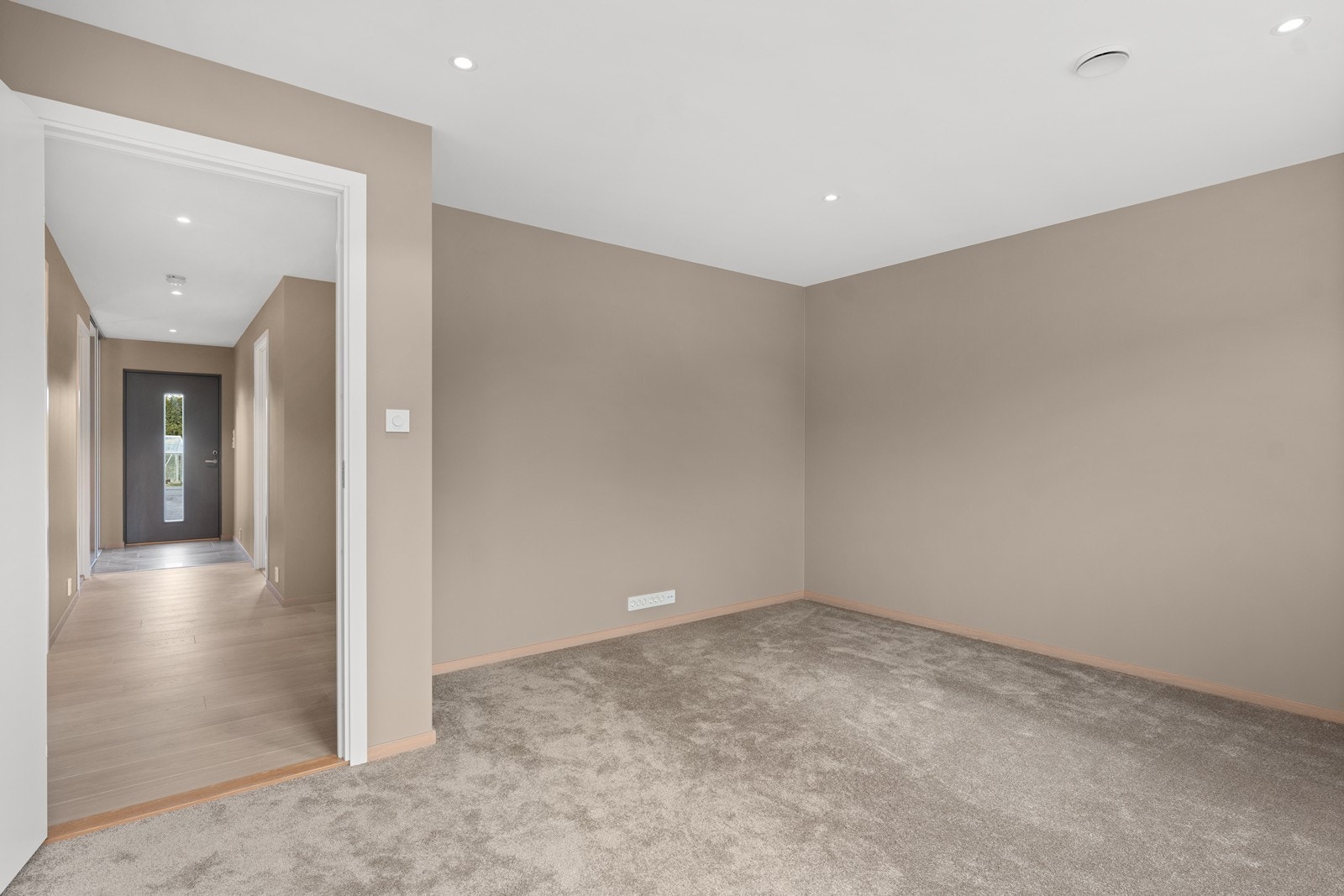 Tv-stue (sov. 4) Her er det lagt vegg til vegg teppe som gir en lun og god følelse. Galleribilde