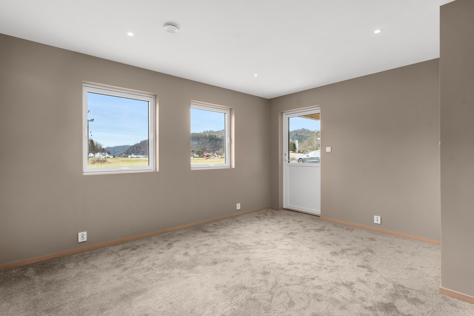 Tv-stue (sov. 4) med utgang til platting på bakkeplan Galleribilde