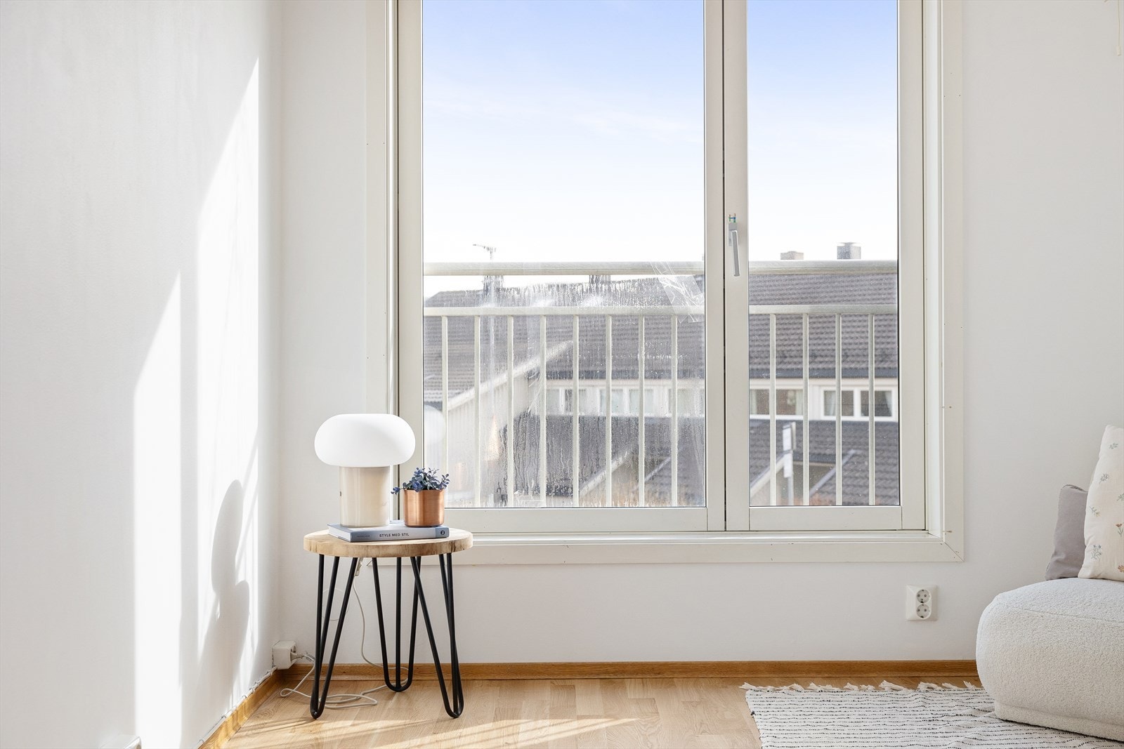 Overflatene er lysmalt og det er nylig lagt en flott 3-stavs eikeparkett på gulv. Galleribilde