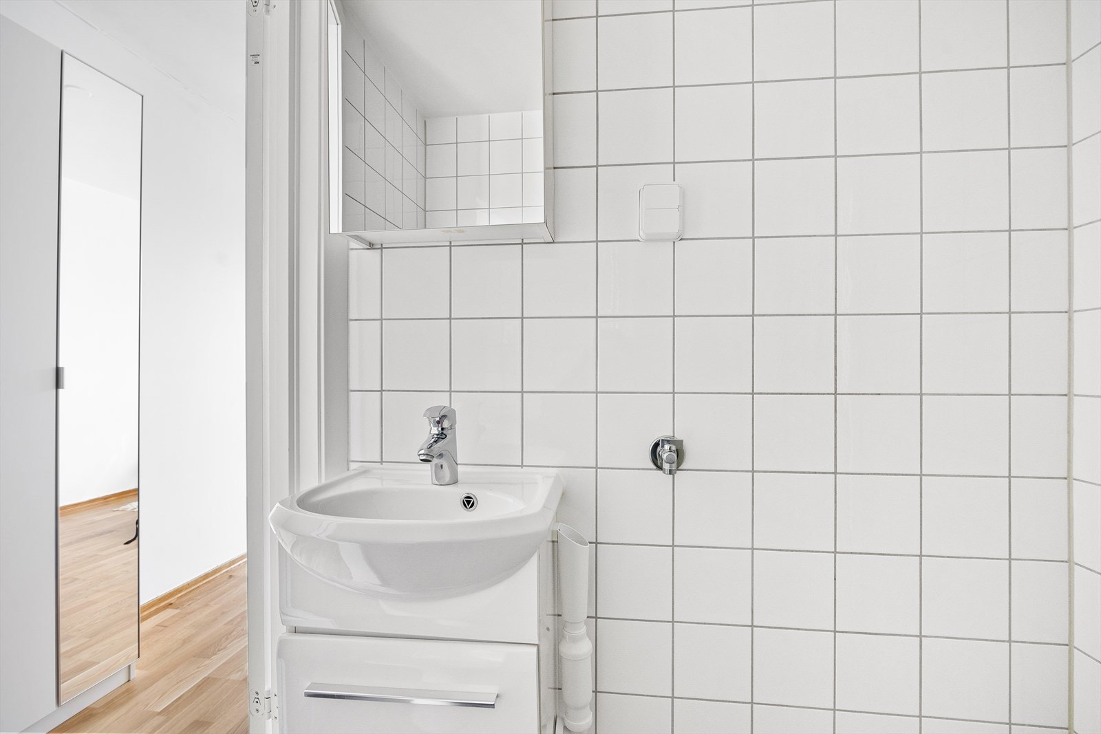 Det er innredet med wc, servant med innredning og dusjhjørne med innfellbare glassdører. Videre er det opplegg for vaskemaskin. Galleribilde