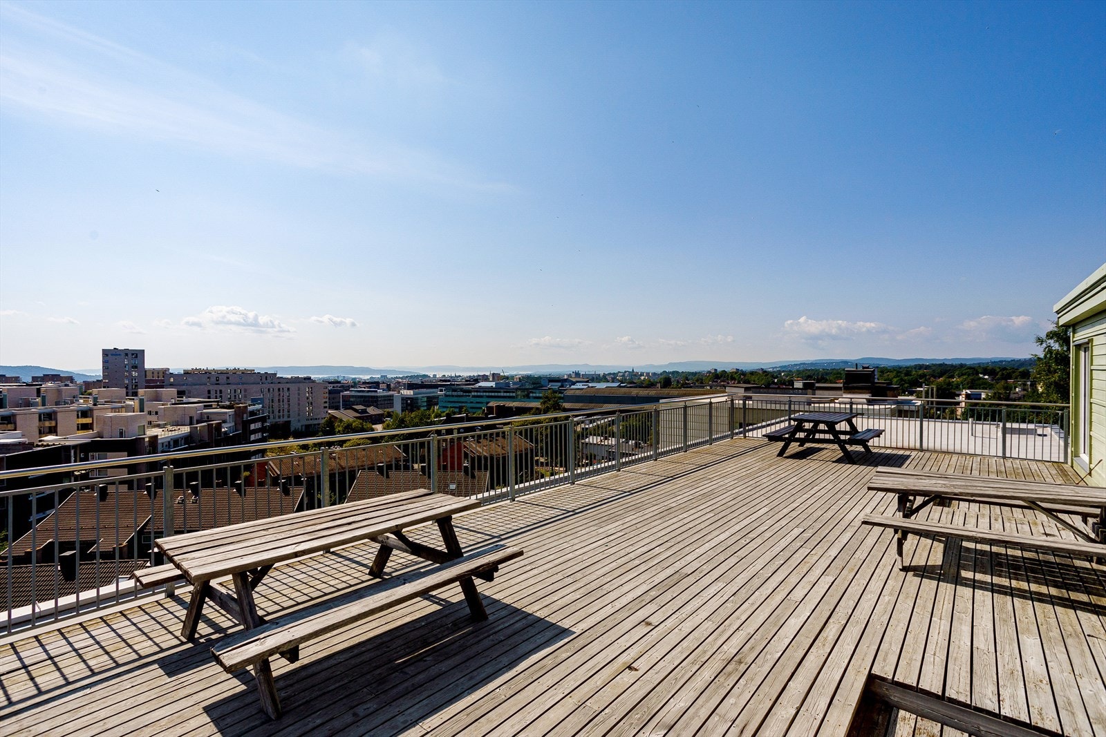 Felles takterrasse med meget gode solforhold og flott utsikt over Oslo, Holmenkollen og grøntarealer. Galleribilde