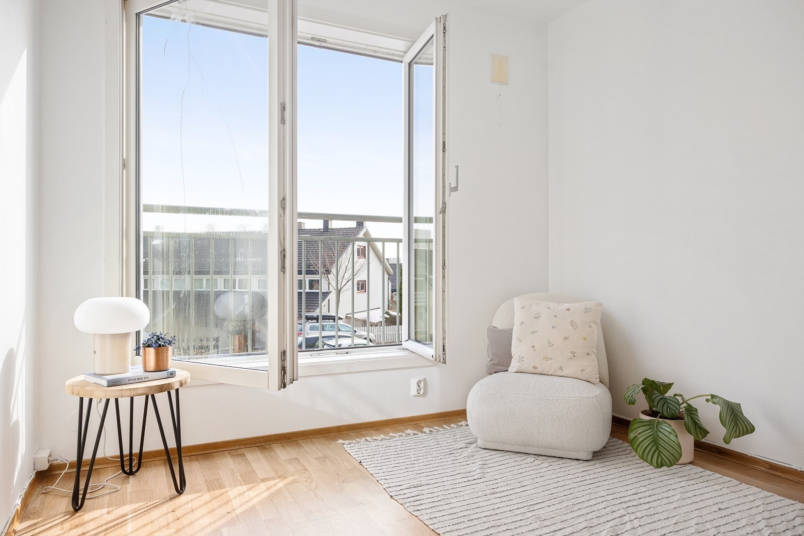 De store vindusflatene sørger for rikelig med lysinnslipp. Galleribilde