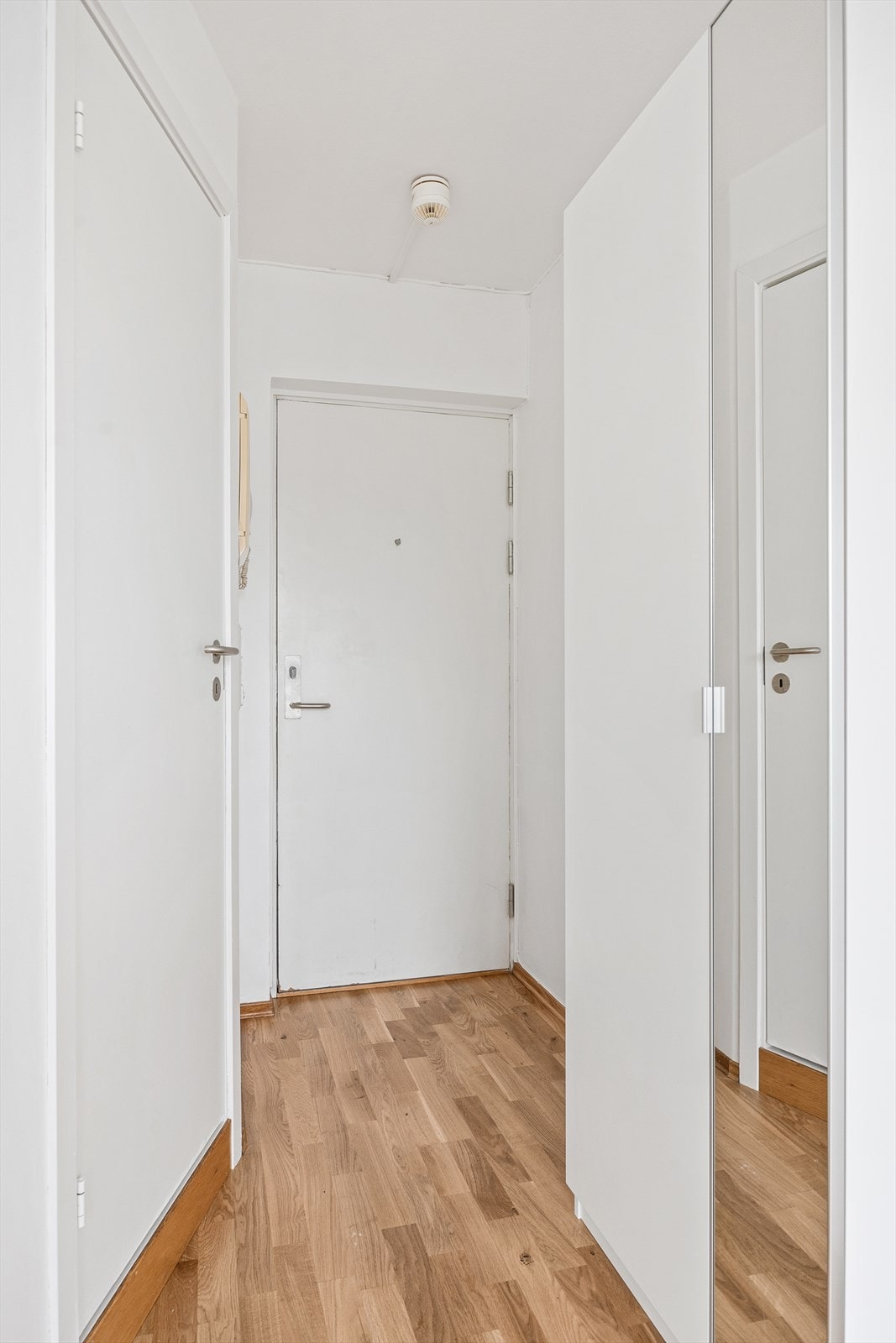 Leiligheten har en lys entré med plass til oppbevaring av yttertøy og sko. Galleribilde