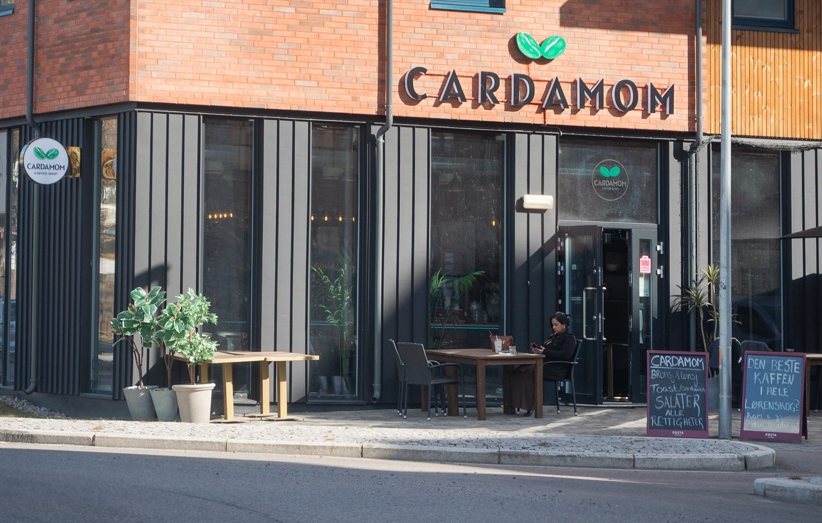Nærmiljøet byr på en rekke servicetilbud, som restauranter og caféer. Galleribilde