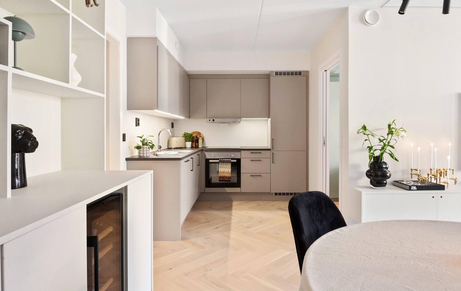 Pent og moderne kjøkken med rikelig mengder med skap- og benkeplass. Galleribilde