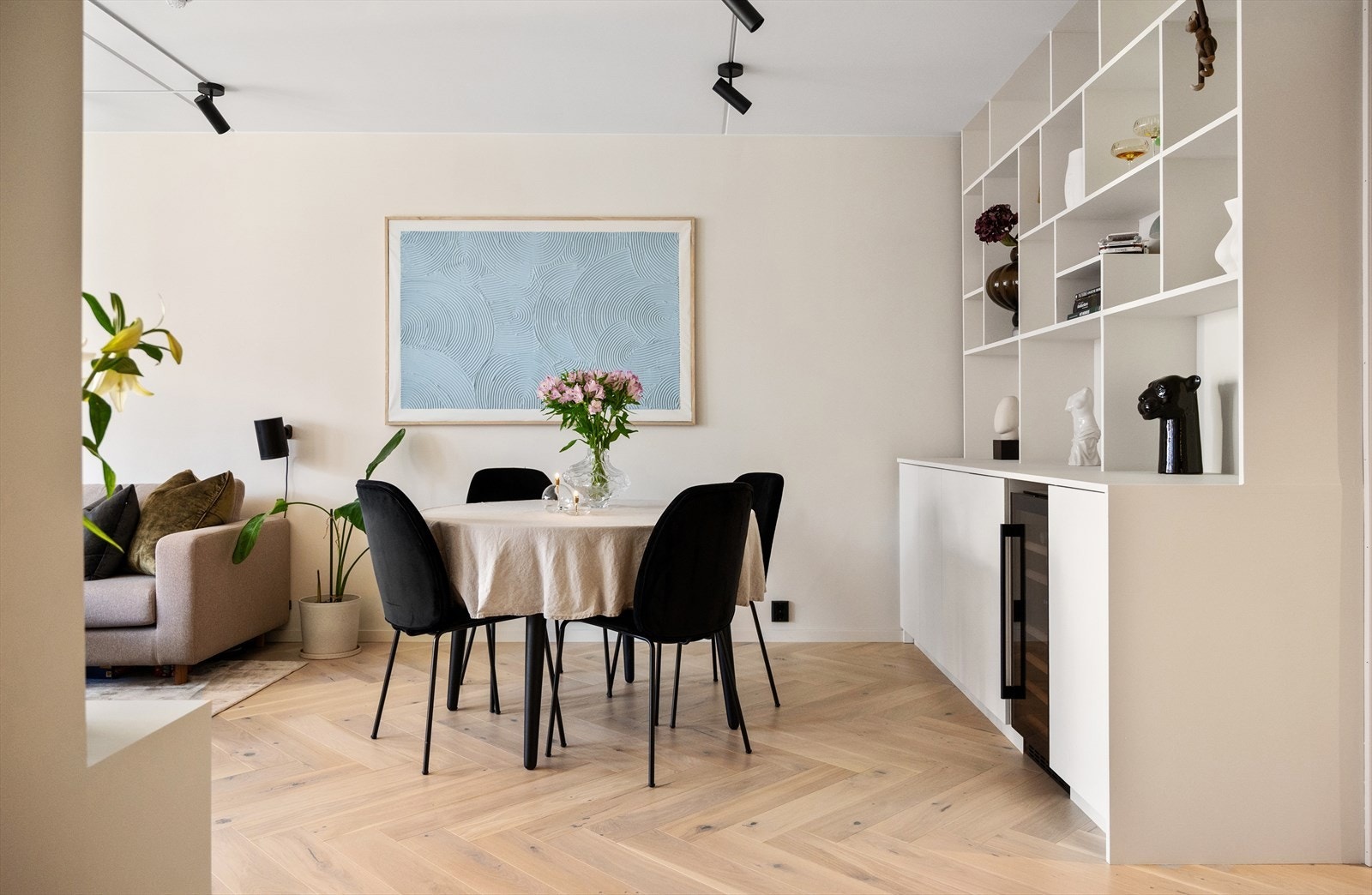 Leiligheten har en flott fiskebeinsparkett. Galleribilde