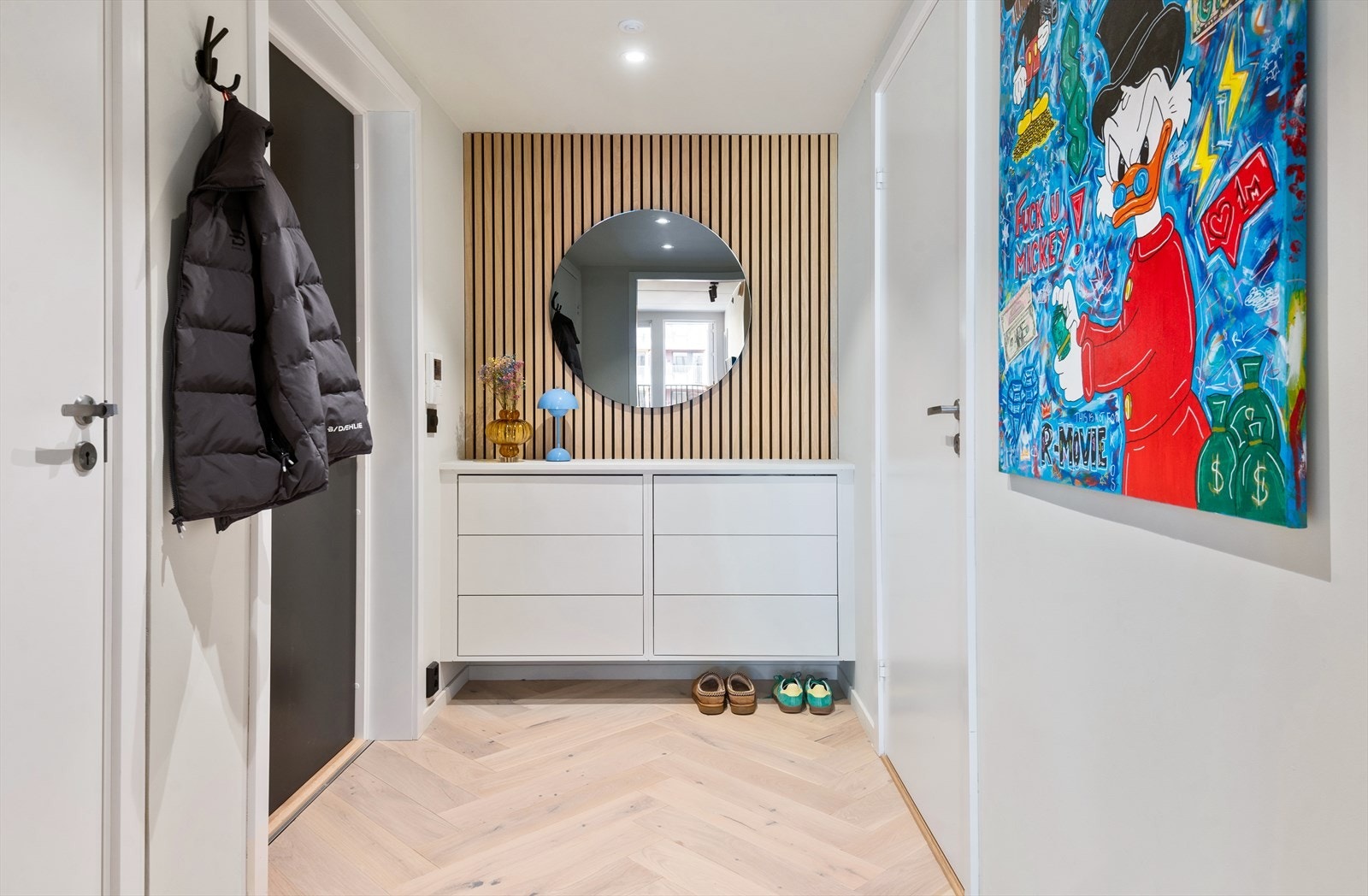 Lys og innbydende entré, med god plass til å henge opp jakker og sett fra seg sko. Galleribilde