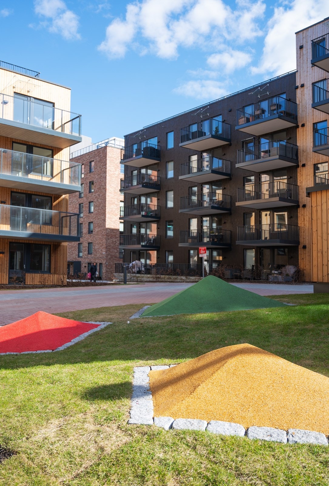 Rundt leiligheten er det pent opparbeidede fellesområder. Galleribilde
