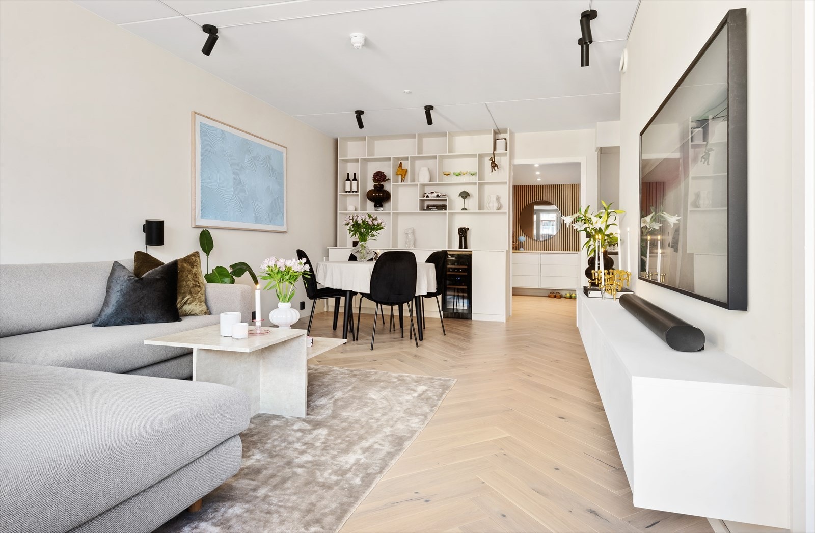Stuen er av god størrelse med plass til en sofaseksjon og annet tilhørende møblement. Galleribilde