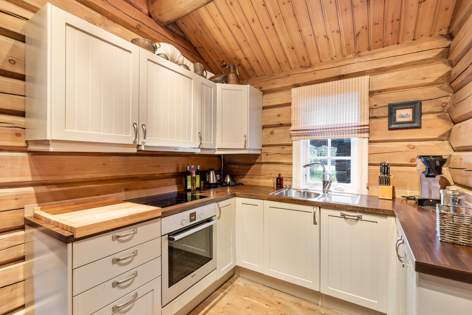 Det er montert integrert micro, komfyr og induksjonstopp, samt fullintegrert oppvaskmaskin og kjøleskap Galleribilde