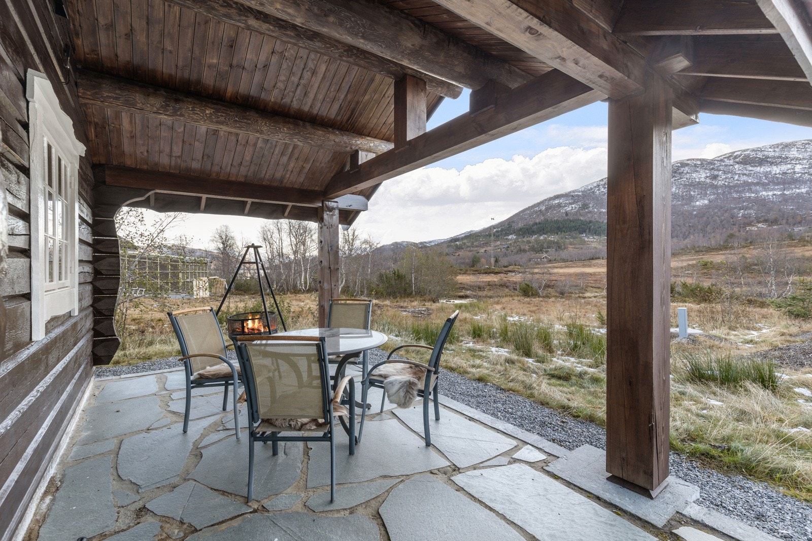 Det er også oppført et nyere takutstikk/overbygg Galleribilde