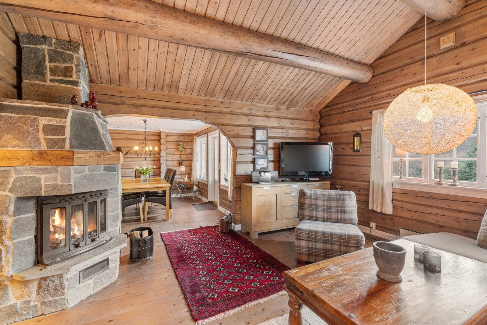 På stuen er det montert en lukket peisinnsats med skiferbelagt omramming Galleribilde