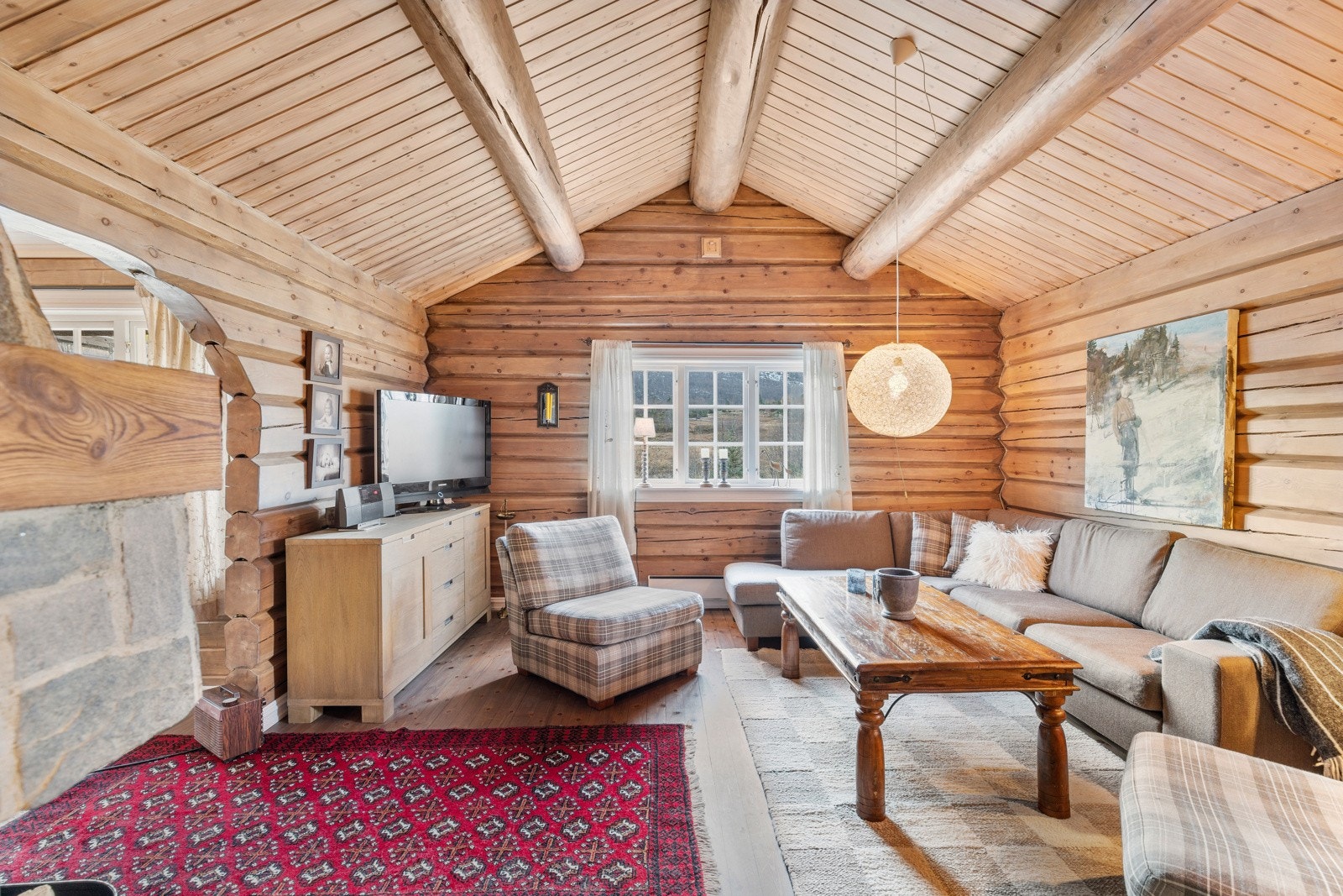 Stuen har flere vindusfelt som i kombinasjon med delvis åpen løsning og mønt himling gir en svært god romfølelse Galleribilde