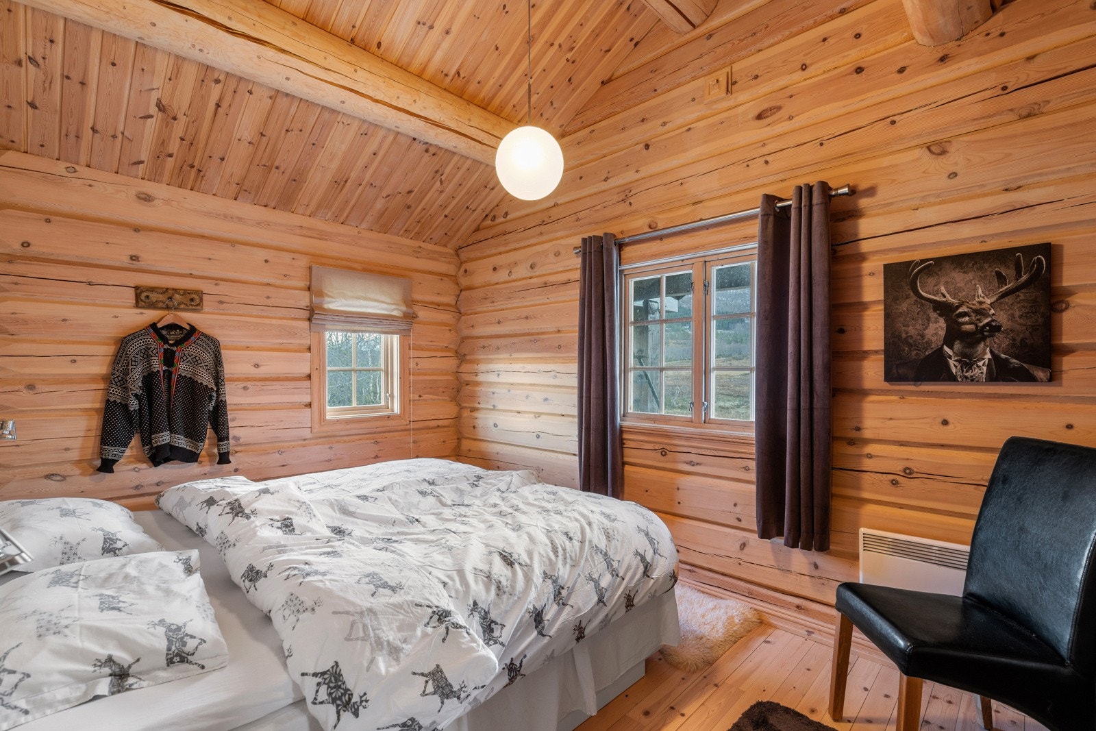 Soverom nr. 1 er romslig på størrelse, med mønt himling og montert garderobeløsning Galleribilde