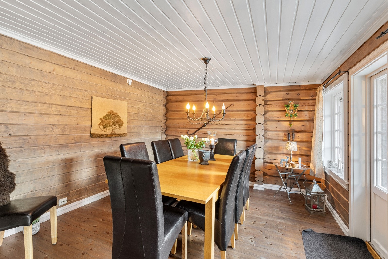 Spisestuen har også gode møbleringsmuligheter, og det er mulighet for å ta ut dør mot hallen Galleribilde