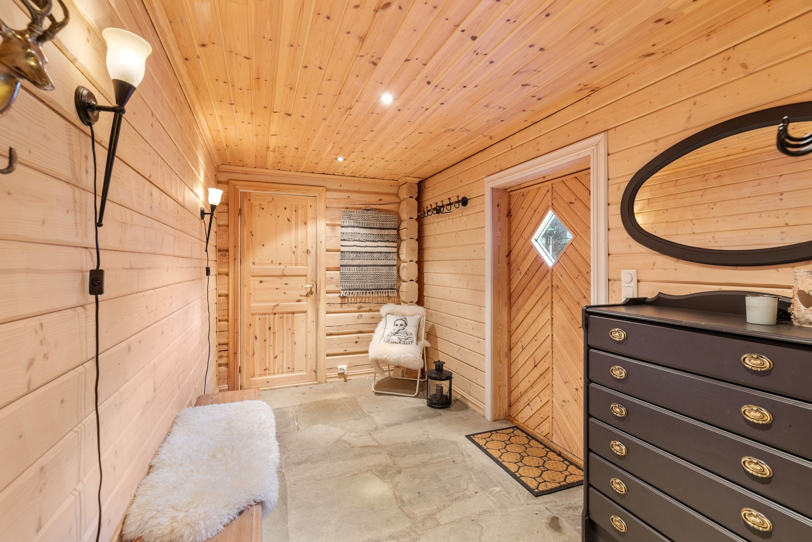 Entrèen/Hallen er romslig på størrelse, med skiferbelagt gulvoverflate med gulvvarme Galleribilde