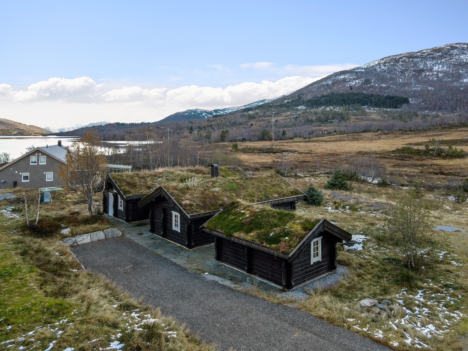 Det er gode parkeringsforhold, like ved hytteveggen Galleribilde