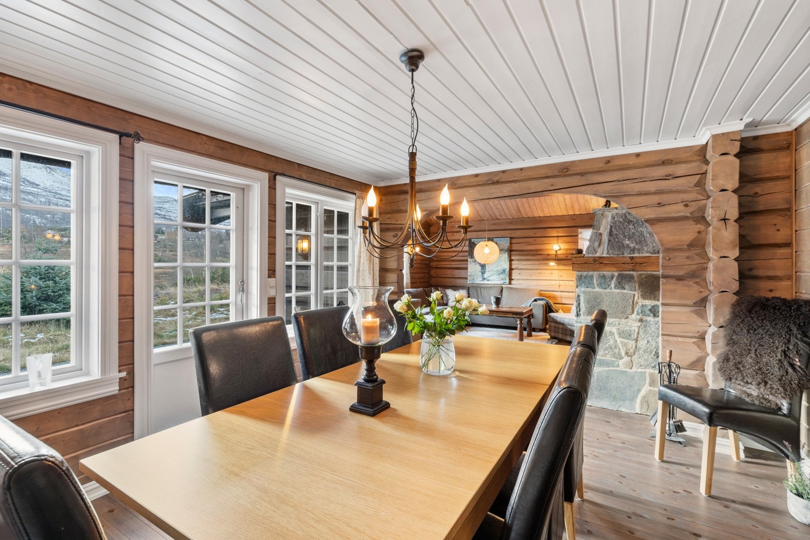 Også dette rommet har store vindusfelt, og det er verandadør til terrassen Galleribilde