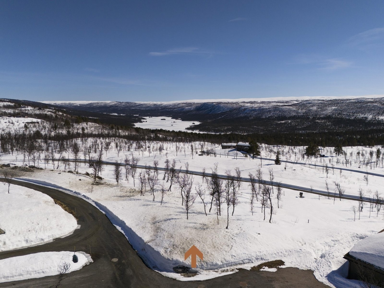 Solrik beliggenhet med utsikt mot Skurdalsvannet Galleribilde