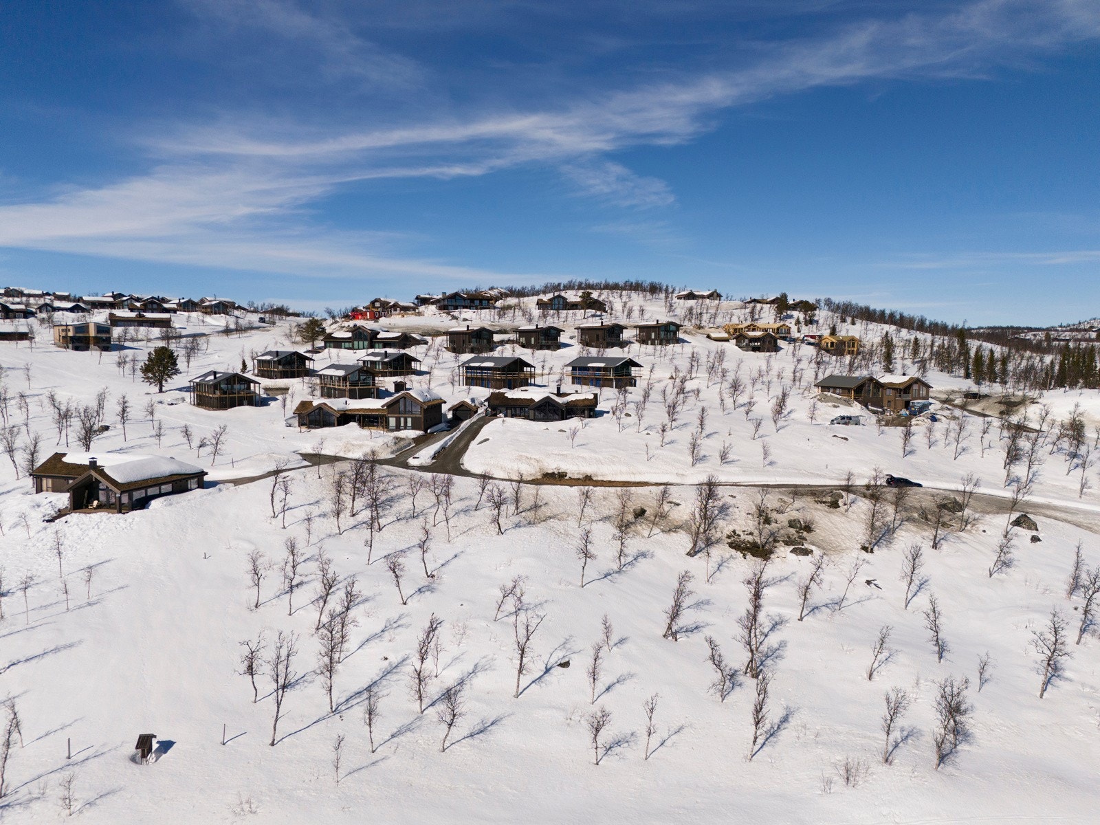 Solhovda består av spredt frittliggende hytter Galleribilde