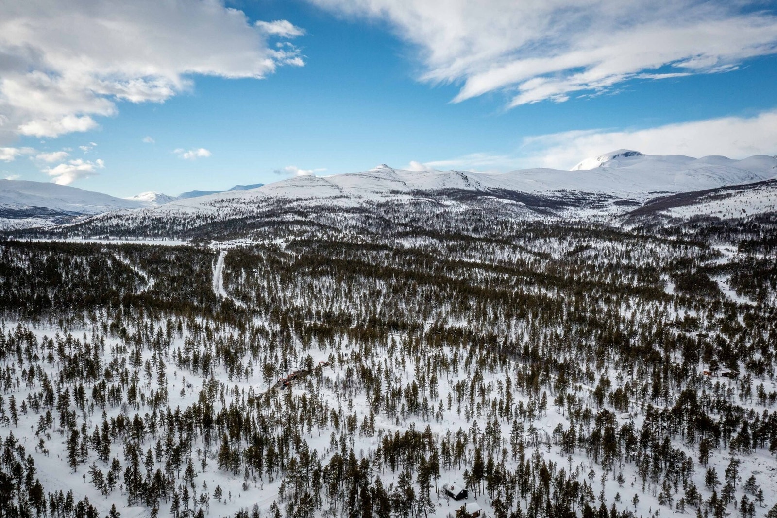 Dronefoto over hyttefeltet.
Besshøe sees til høyre på bildet Galleribilde
