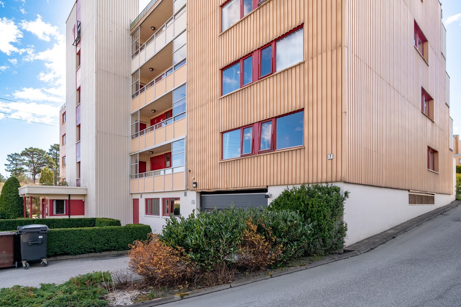 Innkjørsel til parkeringskjeller Galleribilde