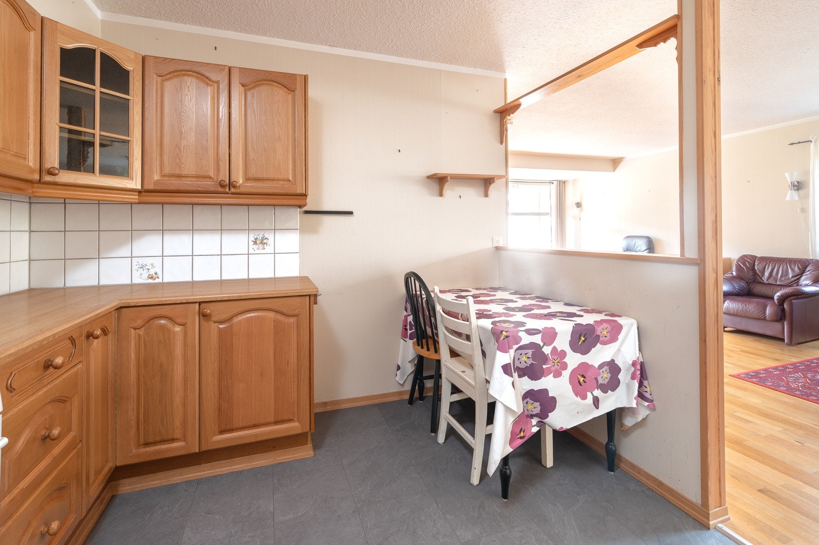 Beleggfliser, malt tapet og fliser over kjøkkenbenk Galleribilde