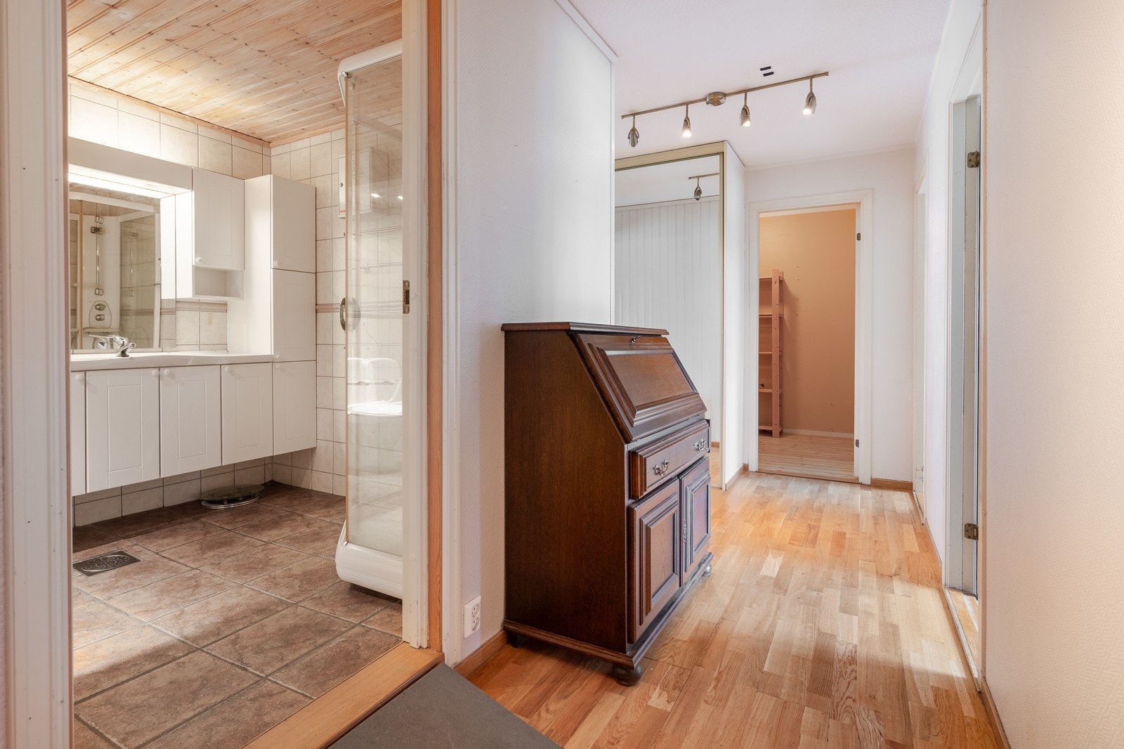 Entré/ gang med skyvedørsgarderobe Galleribilde