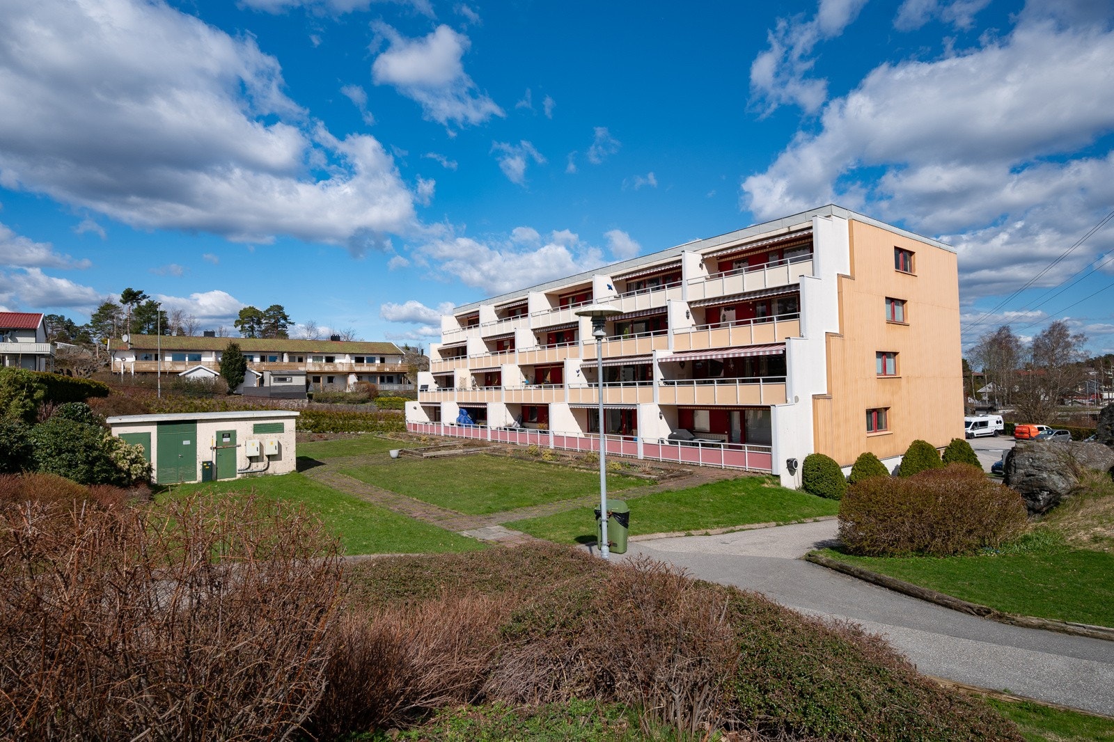 Stor, parkmessig opparbeidet fellestomt Galleribilde