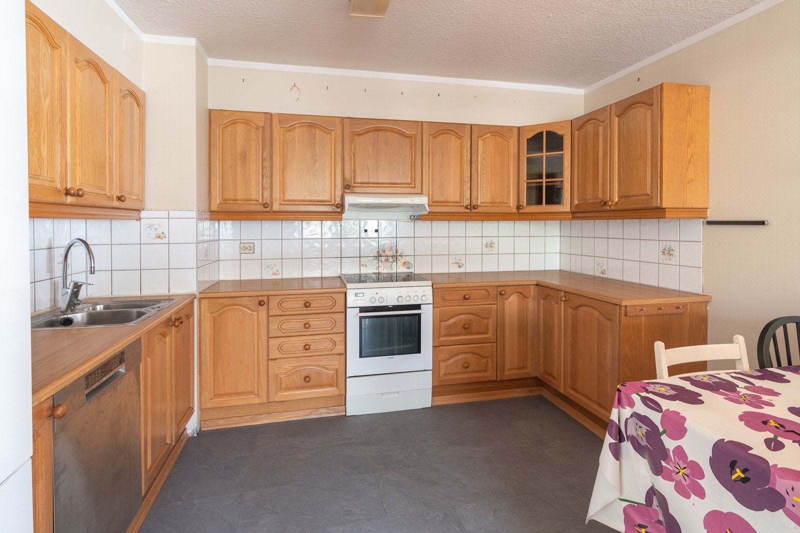 Kjøkkeninnredning med profilerte fronter av eik Galleribilde