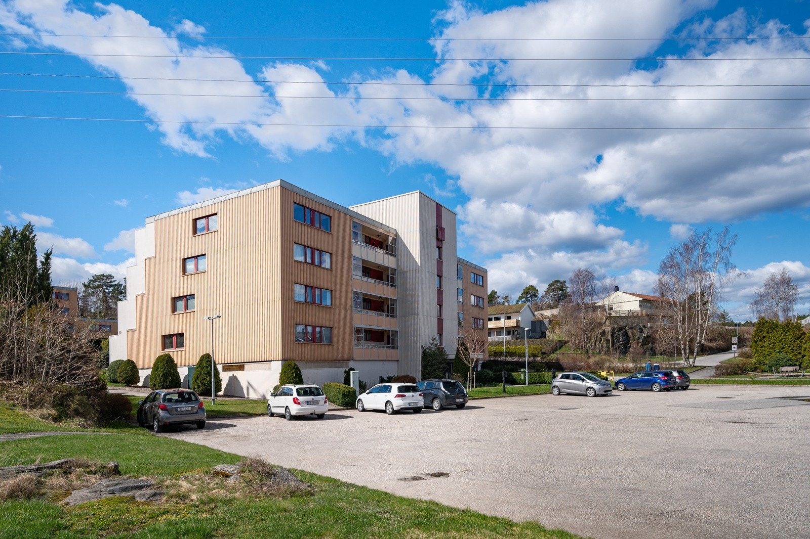 Stor parkeringsplass utenfor blokka Galleribilde