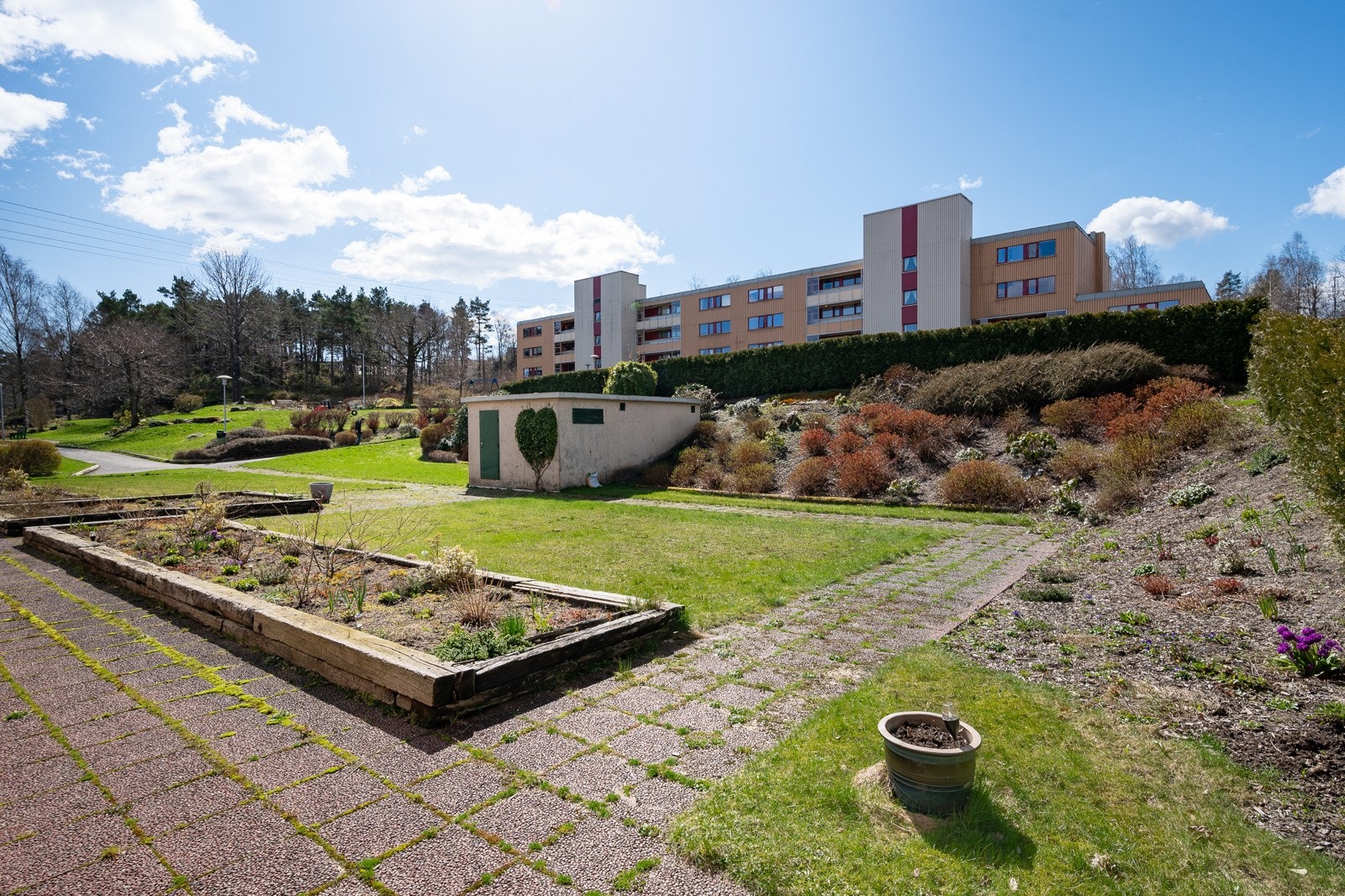 Fint utsyn over fellesareal/ velstelt hage Galleribilde