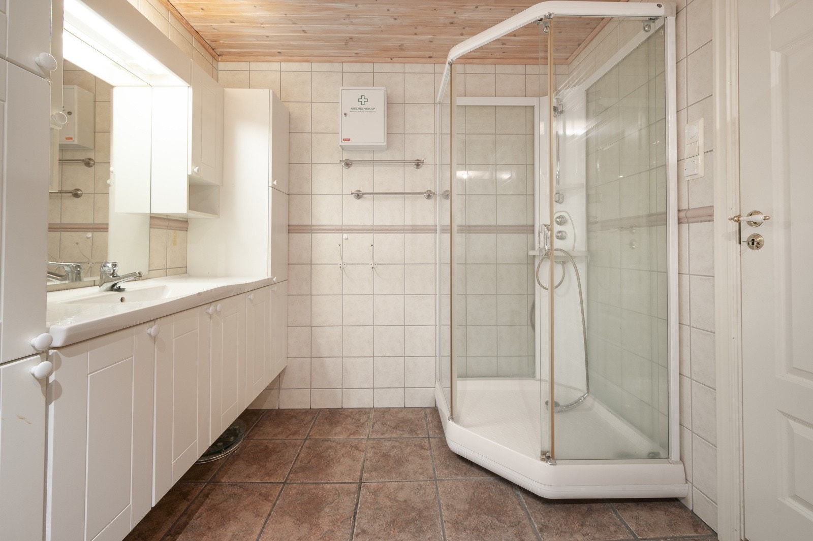 Varmekabler, romslig innredning og dusjkabinett Galleribilde