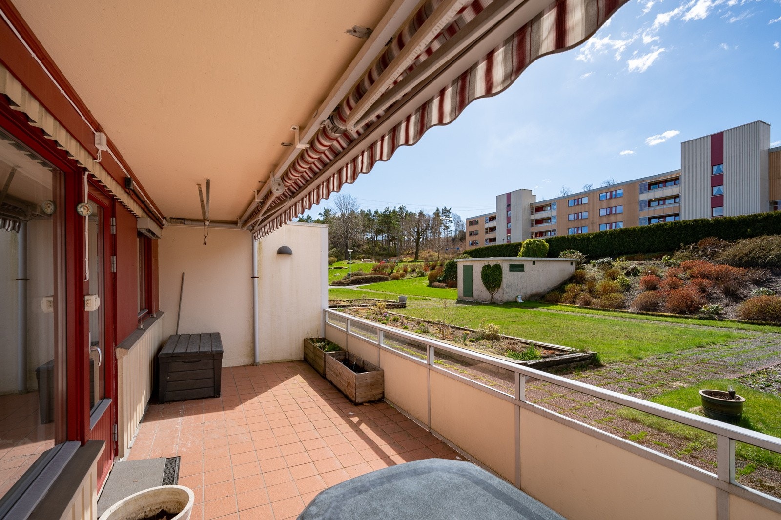 Terrassen vender sydvest med gode solforhold Galleribilde