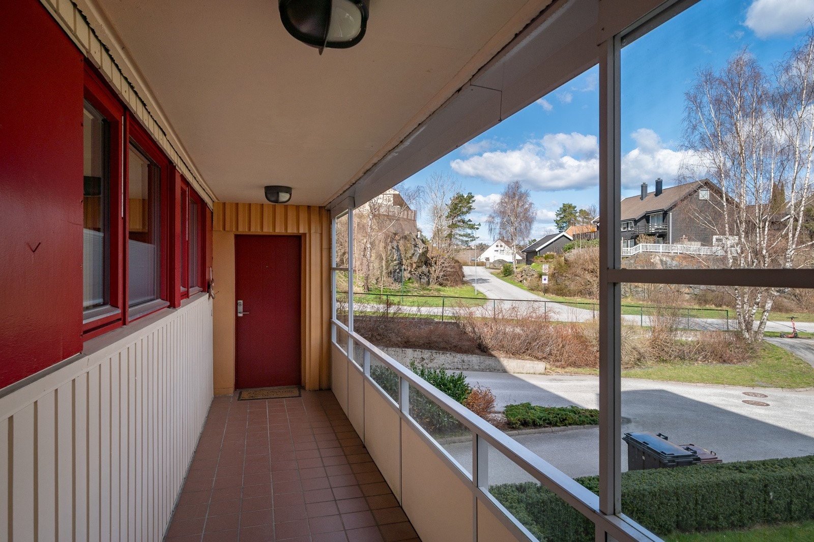 Svalgang utenfor leilighetens inngangsparti Galleribilde