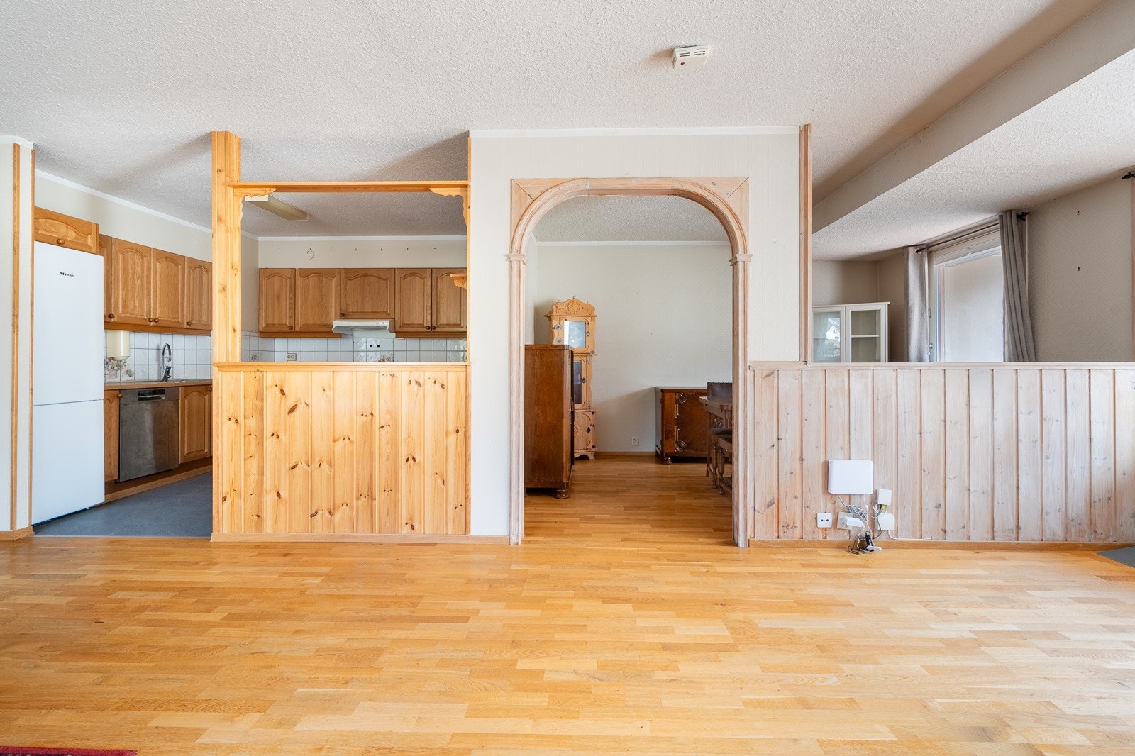 Delvis åpen løsning mot kjøkken og spisestue Galleribilde