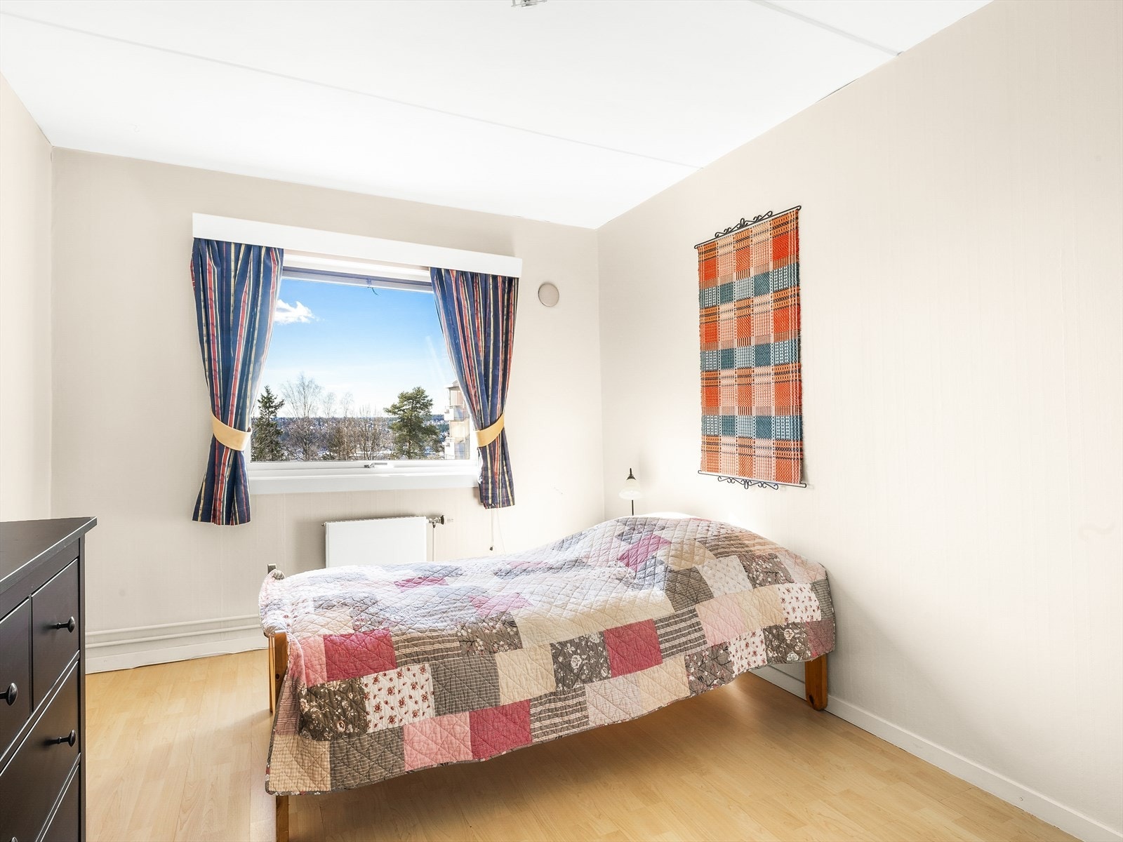 Soverom I med plass for dobbeltseng, nattbord og oppbevaringsmøbel. Galleribilde