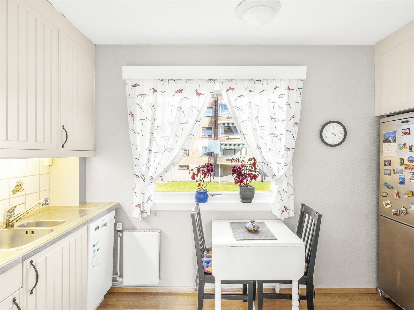 På kjøkkenet er det plass til spisegruppe. Galleribilde