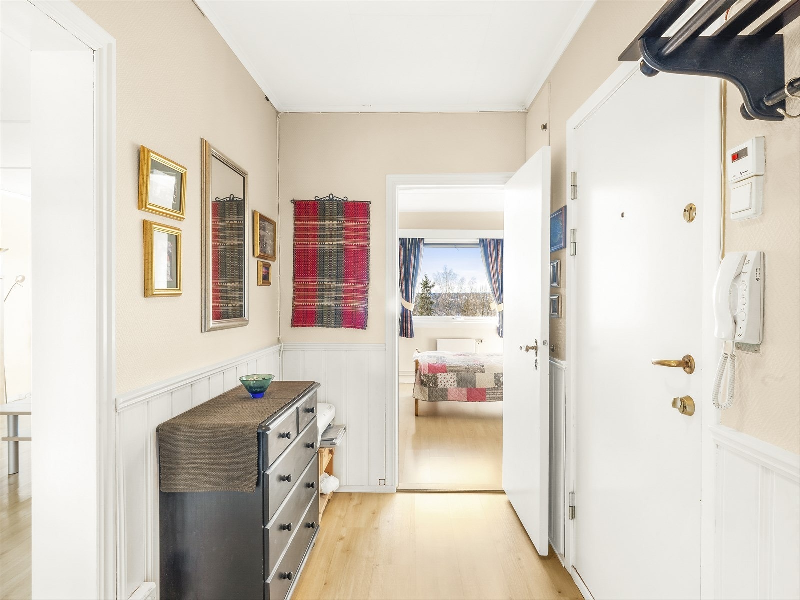 Entré med plass for yttertøy og sko. Dørcallinganlegg med åpner som enkelt kan slippe inn gjester. Galleribilde