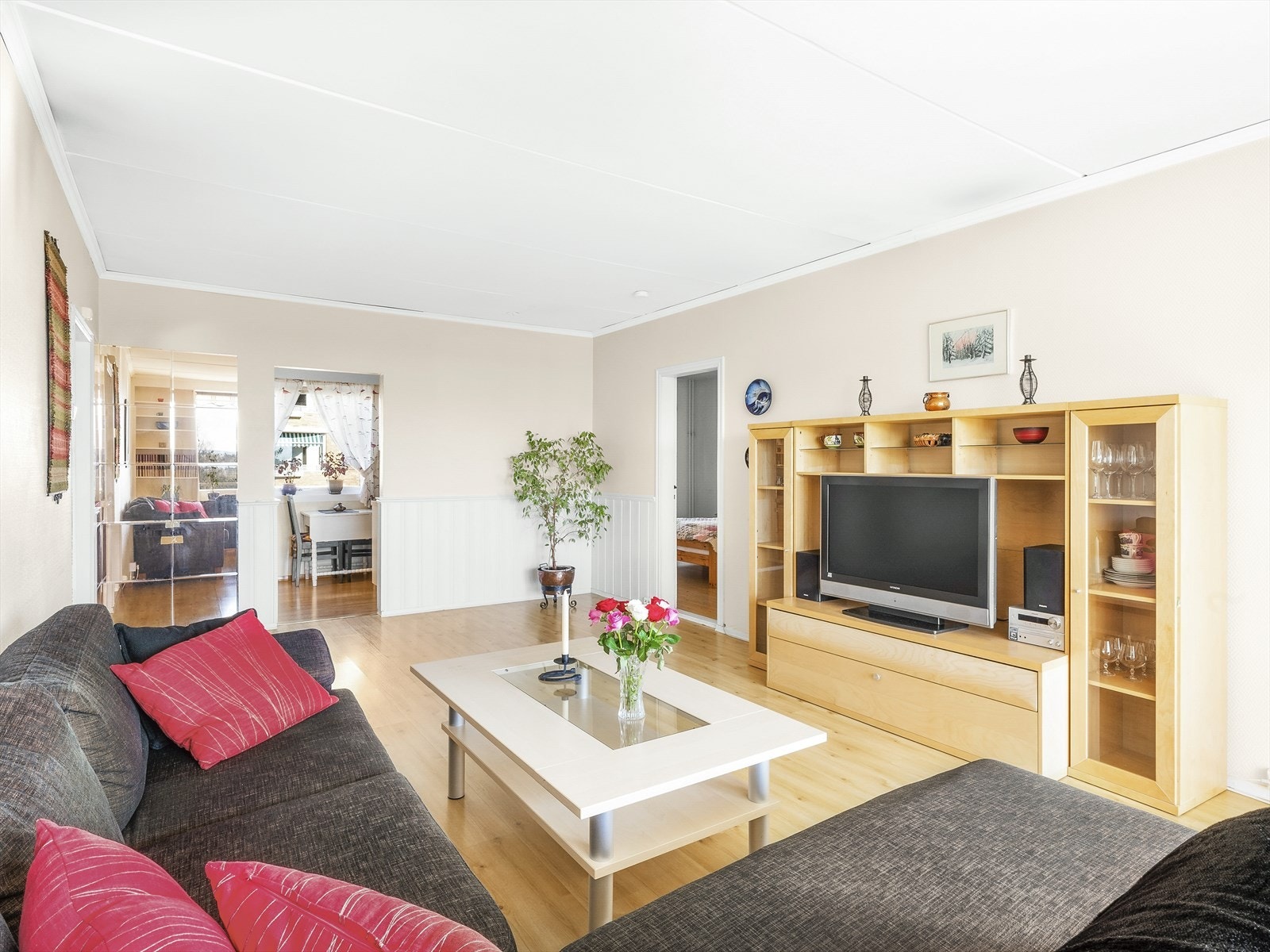 I stuen er det plass for sofa, stuebord og TV-møbler. Galleribilde