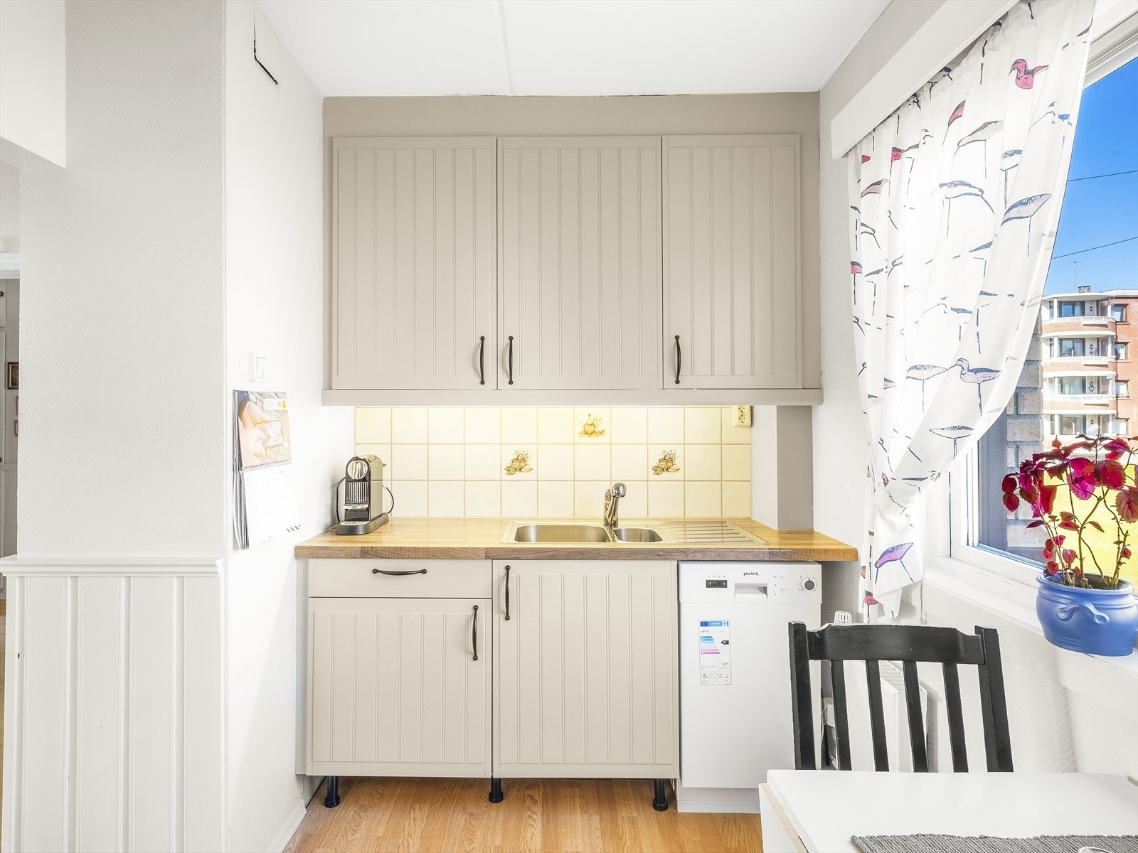 Dobbel oppvaskkum i stål, med ett-greps blandebatteri, og laminat benkeplate. Frittstående oppvaskmaskin. Galleribilde